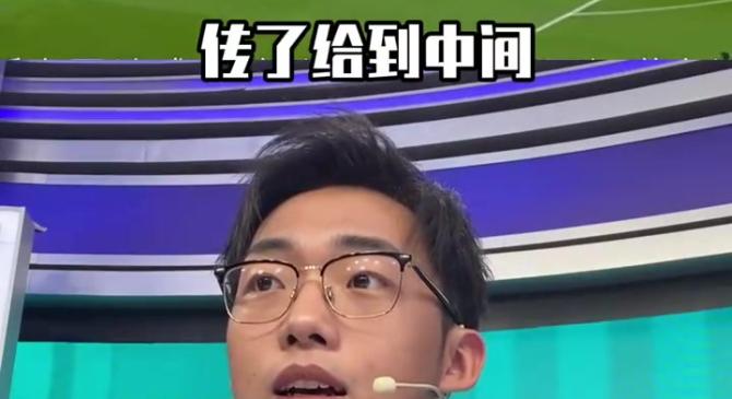 泰山赛前列队欢迎巴萨，尊重对手尽显风度！
